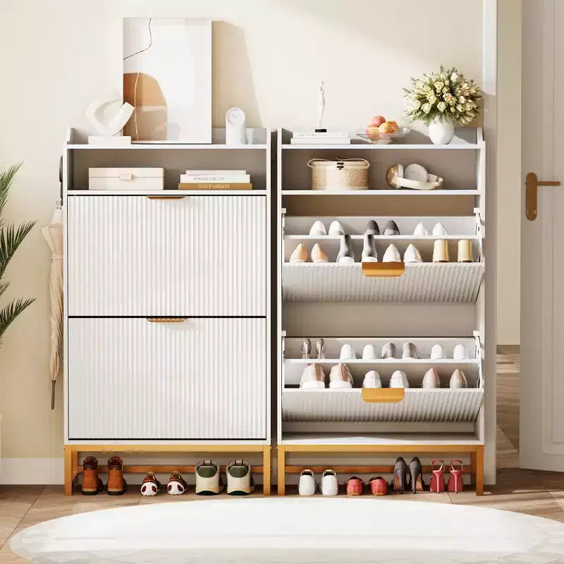 Meuble à chaussures en bois pour entrée avec 2 tiroirs basculants et étagère de rangement ouverte, niveaux réglables, poignées en métal doré et panneau cannelé
