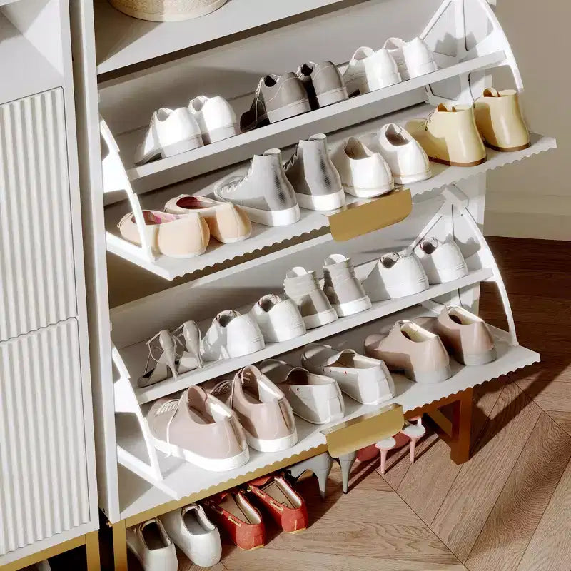 Meuble à chaussures en bois pour entrée avec 2 tiroirs basculants et étagère de rangement ouverte, niveaux réglables, poignées en métal doré et panneau cannelé