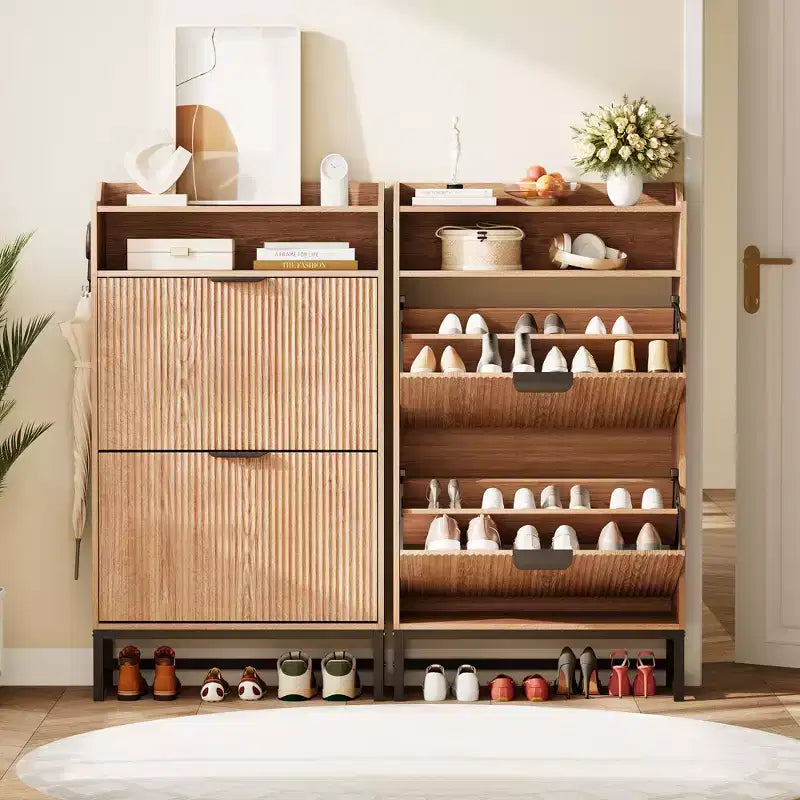 Meuble à chaussures en bois pour entrée avec 2 tiroirs basculants et étagère de rangement ouverte, niveaux réglables, poignées en métal doré et panneau cannelé