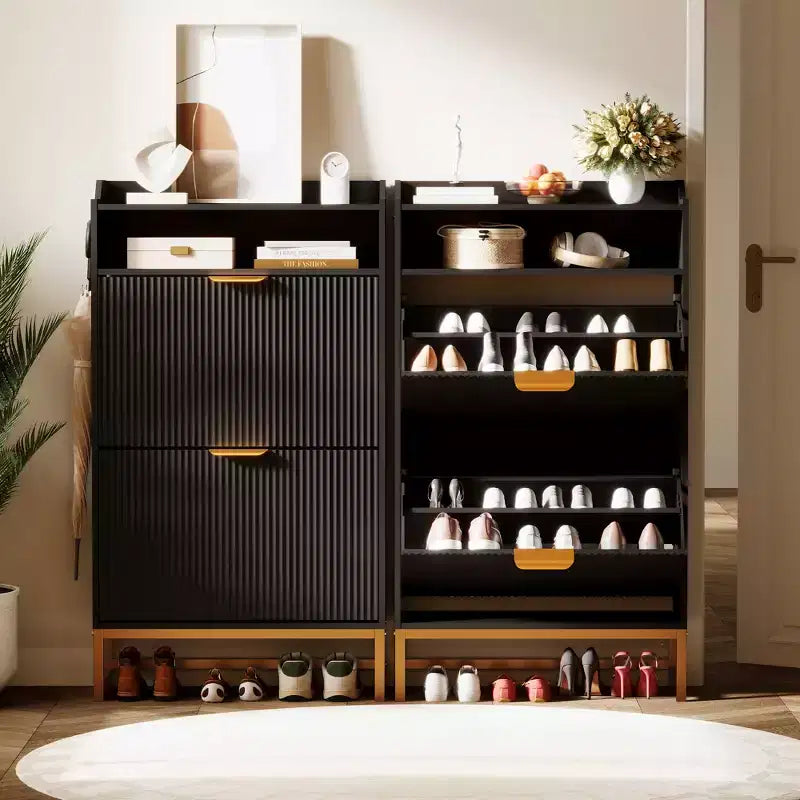 Meuble à chaussures en bois pour entrée avec 2 tiroirs basculants et étagère de rangement ouverte, niveaux réglables, poignées en métal doré et panneau cannelé