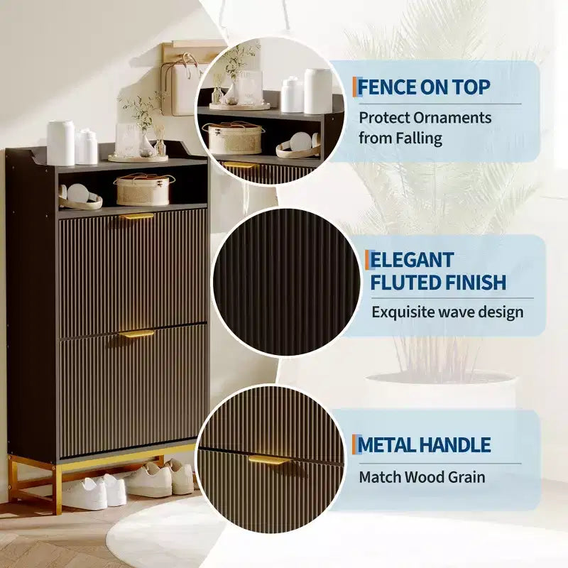 Meuble à chaussures en bois pour entrée avec 2 tiroirs basculants et étagère de rangement ouverte, niveaux réglables, poignées en métal doré et panneau cannelé