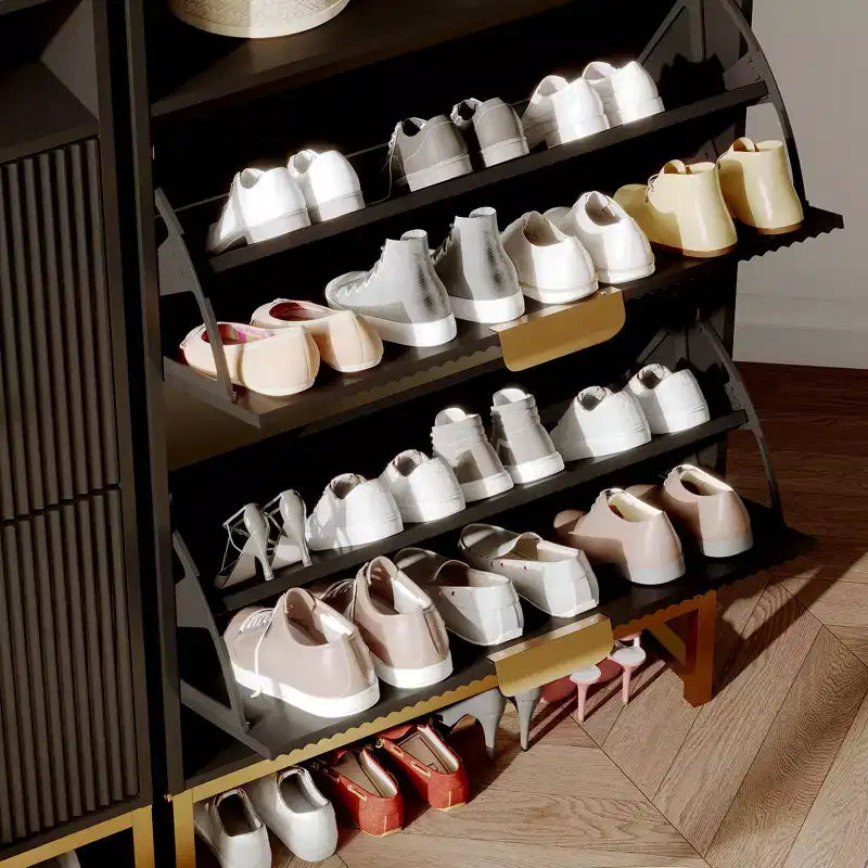 Meuble à chaussures en bois pour entrée avec 2 tiroirs basculants et étagère de rangement ouverte, niveaux réglables, poignées en métal doré et panneau cannelé