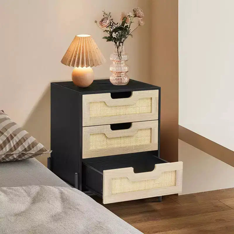 Table de chevet en rotin à 3 tiroirs, Table de nuit moderne avec cadre en bois, Table d'appoint noire élégante pour chambre, salon ou bureau, 48 x 40 x 64 cm