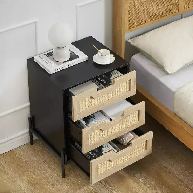 Table de chevet en rotin à 3 tiroirs, Table de nuit moderne avec cadre en bois, Table d'appoint noire élégante pour chambre, salon ou bureau, 48 x 40 x 64 cm