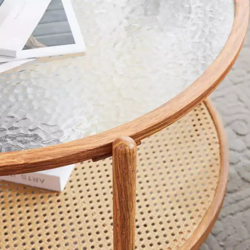 Table basse en rotin VINGLI 30, table basse ronde en verre ondulé et métal avec 2 niveaux de rangement, pour salon, ambiance naturelle