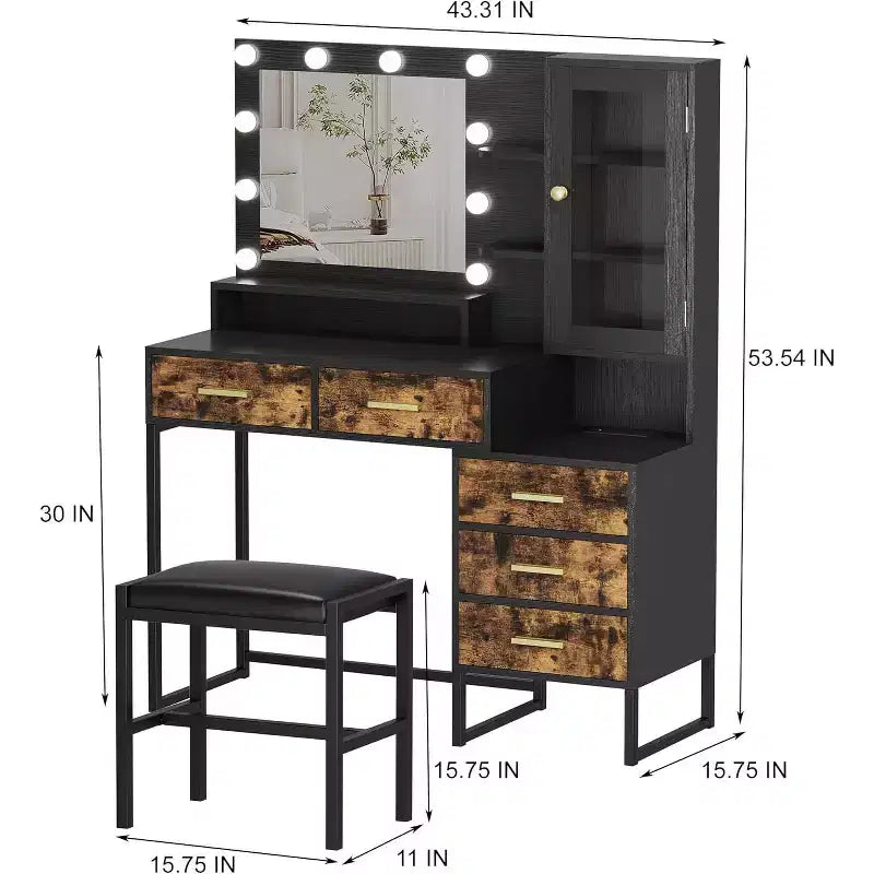 Une coiffeuse de style champêtre avec tabouret rembourré, station de recharge, miroir et lumière, rangement à bijoux, 5 tiroirs et étagères.