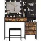 Une coiffeuse de style champêtre avec tabouret rembourré, station de recharge, miroir et lumière, rangement à bijoux, 5 tiroirs et étagères.