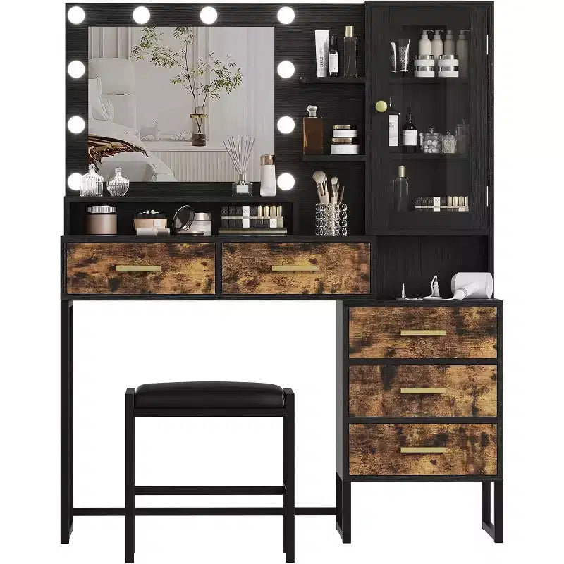 Une coiffeuse de style champêtre avec tabouret rembourré, station de recharge, miroir et lumière, rangement à bijoux, 5 tiroirs et étagères.
