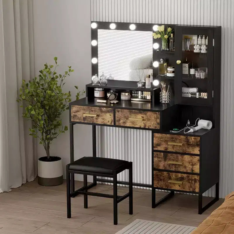 Une coiffeuse de style champêtre avec tabouret rembourré, station de recharge, miroir et lumière, rangement à bijoux, 5 tiroirs et étagères.
