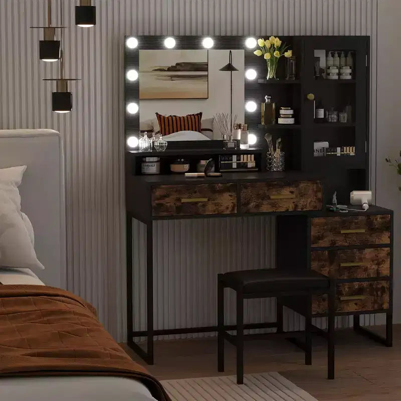 Une coiffeuse de style champêtre avec tabouret rembourré, station de recharge, miroir et lumière, rangement à bijoux, 5 tiroirs et étagères.