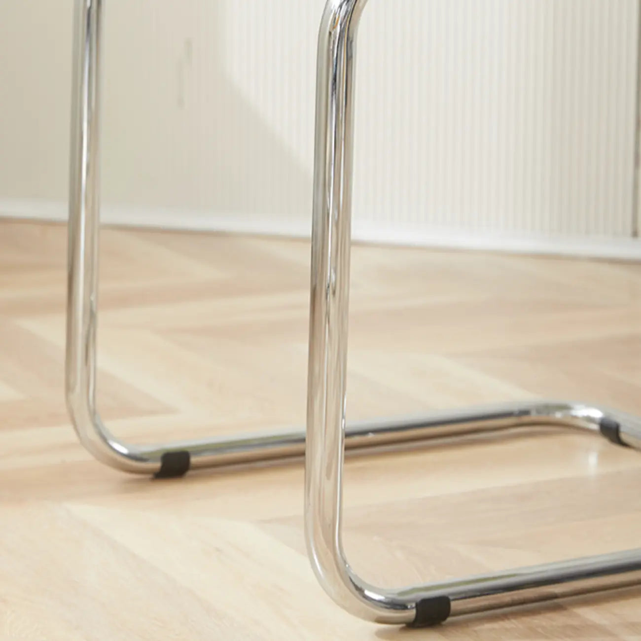 Chaise de salle à manger simple en métal sans accoudoirs, dossier plein, jaune