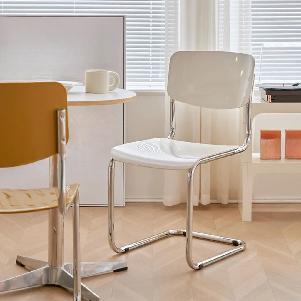 Chaise de salle à manger simple en métal sans accoudoirs, dossier plein, jaune